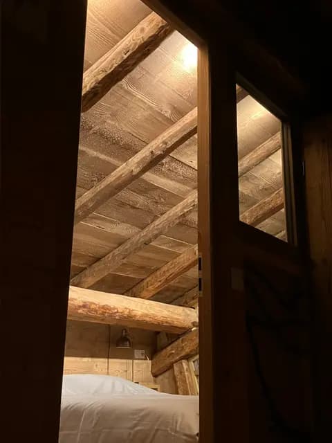 Chambre sous charpente en vieux bois, ambiance du soir
