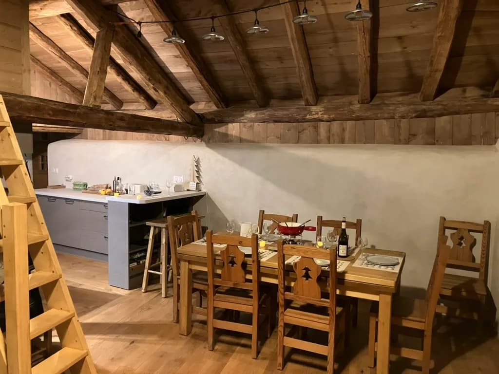La salle à manger sous charpente ancienne, guirlande d'ampoules